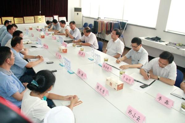 落实“三解三促”黄色漫画
领导班子到舒逸纺织公司集体调研