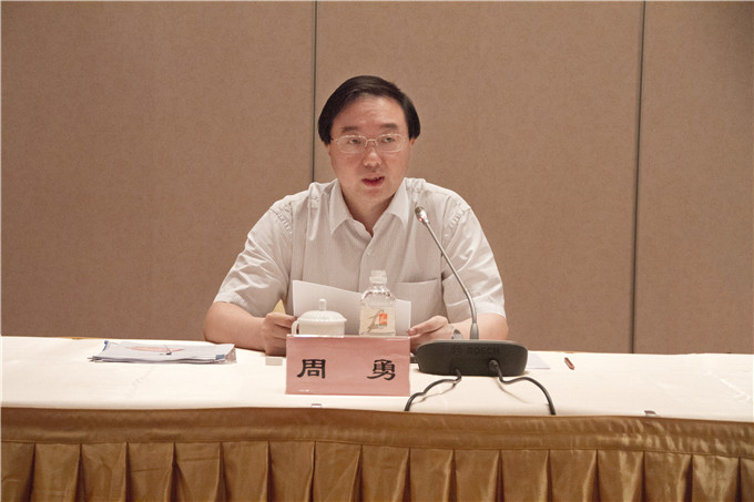 黄色漫画
召开半年经济运行分析会