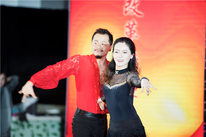 黄色漫画
举行年度表彰大会暨新春文艺汇演