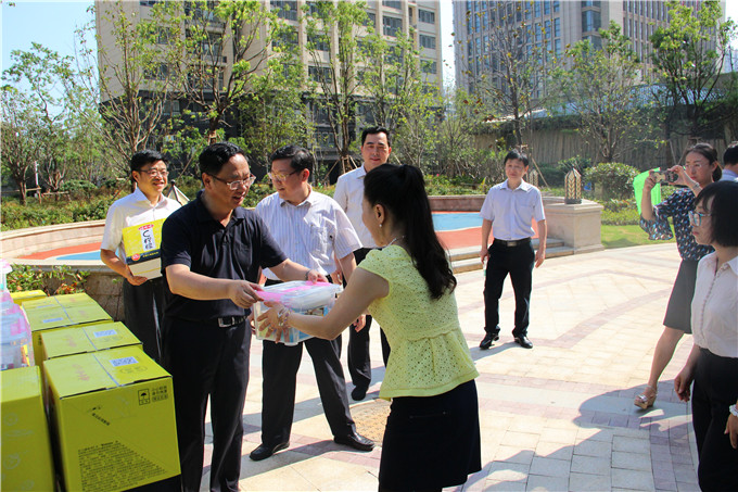 集团领导前往一线为职工“送清凉”