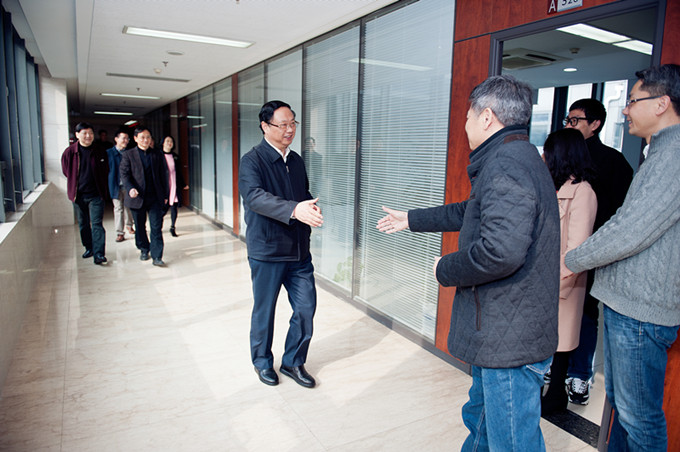 黄色漫画
领导给广大干部职工拜年