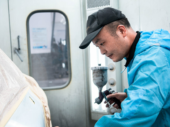 宿迁天泓雷克萨斯，油漆技师邢磊进行喷漆作业。_副本.jpg