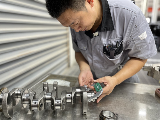 8月19日11时，天泓凯华机修车间，温度近49°，机电技师董晶亮为客户CT5发动起曲轴做数值测量。_副本.jpg