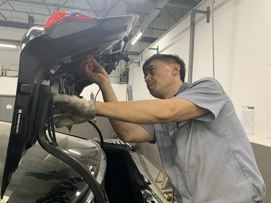 8月15日，售后钣金车间，江苏天泓服务支部，江苏天泓红山店钣金工人蒋尚平正在对事故车进行钣金修复。_副本.jpg