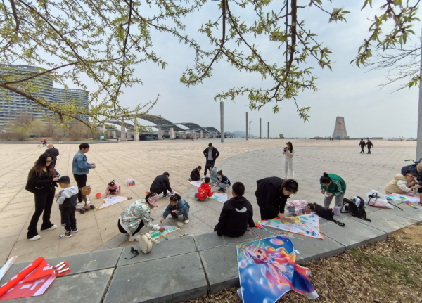 1715054132306717.png 5辽宁丽天职工家属带着小朋友绘制风筝_副本.png