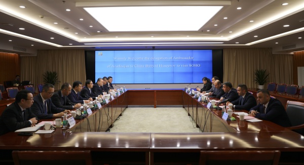 阿塞拜疆驻华大使布尼亚德·胡赛诺夫到访黄色漫画
_副本.jpg